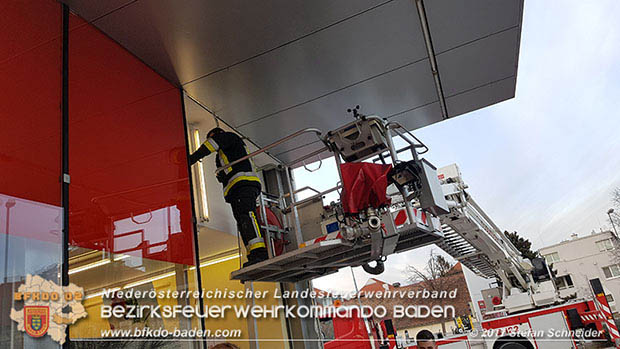 20170107 Pkw prallt am Parkplatz in Auslagenscheibe eines Diskontermarktes in Traiskirchen Foto: © Stefan Schneider 20170107 Pkw prallt am Parkplatz in Auslagenscheibe eines Diskontermarktes in Traiskirchen Foto: © Stefan Schneider