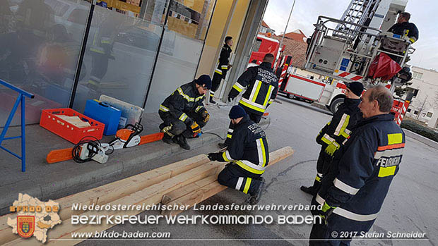20170107 Pkw prallt am Parkplatz in Auslagenscheibe eines Diskontermarktes in Traiskirchen Foto: © Stefan Schneider 20170107 Pkw prallt am Parkplatz in Auslagenscheibe eines Diskontermarktes in Traiskirchen Foto: © Stefan Schneider