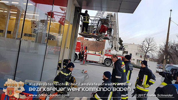 20170107 Pkw prallt am Parkplatz in Auslagenscheibe eines Diskontermarktes in Traiskirchen Foto: © Stefan Schneider 20170107 Pkw prallt am Parkplatz in Auslagenscheibe eines Diskontermarktes in Traiskirchen Foto: © Stefan Schneider