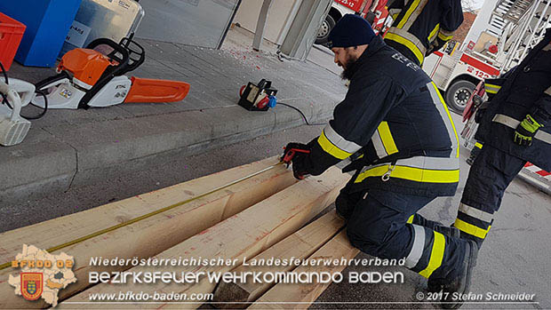 20170107 Pkw prallt am Parkplatz in Auslagenscheibe eines Diskontermarktes in Traiskirchen Foto: © Stefan Schneider 20170107 Pkw prallt am Parkplatz in Auslagenscheibe eines Diskontermarktes in Traiskirchen Foto: © Stefan Schneider