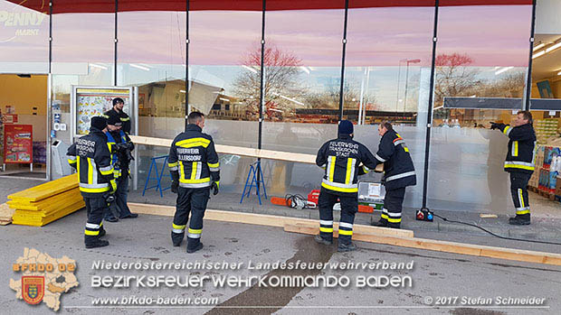 20170107 Pkw prallt am Parkplatz in Auslagenscheibe eines Diskontermarktes in Traiskirchen Foto: © Stefan Schneider 20170107 Pkw prallt am Parkplatz in Auslagenscheibe eines Diskontermarktes in Traiskirchen Foto: © Stefan Schneider