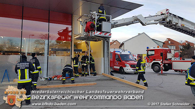 20170107 Pkw prallt am Parkplatz in Auslagenscheibe eines Diskontermarktes in Traiskirchen Foto: © Stefan Schneider 20170107 Pkw prallt am Parkplatz in Auslagenscheibe eines Diskontermarktes in Traiskirchen Foto: © Stefan Schneider