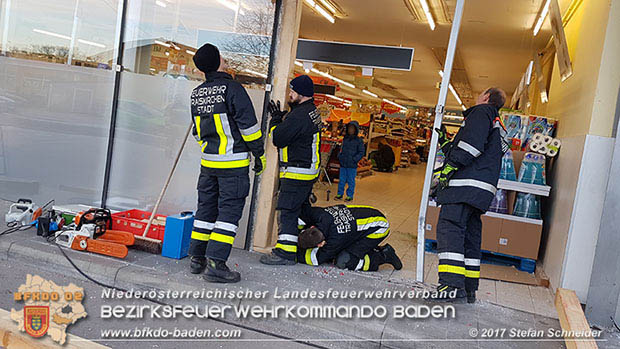20170107 Pkw prallt am Parkplatz in Auslagenscheibe eines Diskontermarktes in Traiskirchen Foto: © Stefan Schneider 20170107 Pkw prallt am Parkplatz in Auslagenscheibe eines Diskontermarktes in Traiskirchen Foto: © Stefan Schneider