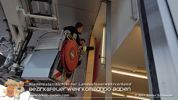 20170107 Pkw prallt am Parkplatz in Auslagenscheibe eines Diskontermarktes in Traiskirchen Foto: © Stefan Schneider 20170107 Pkw prallt am Parkplatz in Auslagenscheibe eines Diskontermarktes in Traiskirchen Foto: © Stefan Schneider