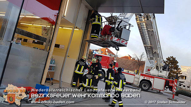 20170107 Pkw prallt am Parkplatz in Auslagenscheibe eines Diskontermarktes in Traiskirchen Foto: © Stefan Schneider 20170107 Pkw prallt am Parkplatz in Auslagenscheibe eines Diskontermarktes in Traiskirchen Foto: © Stefan Schneider