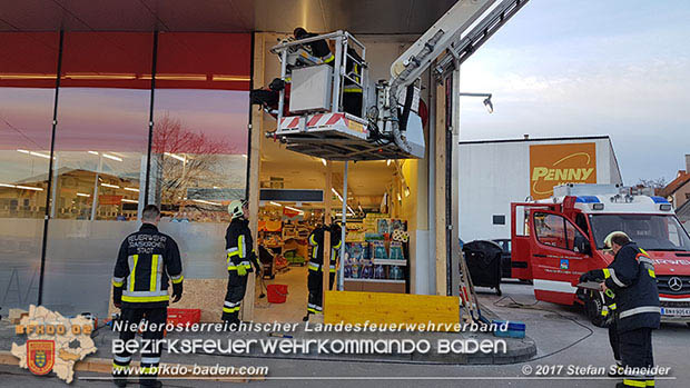 20170107 Pkw prallt am Parkplatz in Auslagenscheibe eines Diskontermarktes in Traiskirchen Foto: © Stefan Schneider 20170107 Pkw prallt am Parkplatz in Auslagenscheibe eines Diskontermarktes in Traiskirchen Foto: © Stefan Schneider