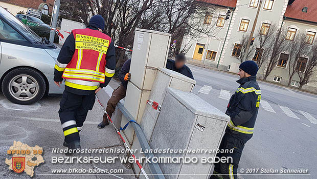 20170107 Pkw prallt am Parkplatz in Auslagenscheibe eines Diskontermarktes in Traiskirchen Foto: © Stefan Schneider 20170107 Pkw prallt am Parkplatz in Auslagenscheibe eines Diskontermarktes in Traiskirchen Foto: © Stefan Schneider