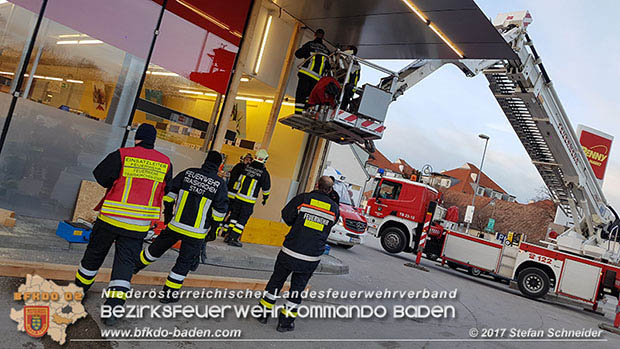 20170107 Pkw prallt am Parkplatz in Auslagenscheibe eines Diskontermarktes in Traiskirchen Foto: © Stefan Schneider 20170107 Pkw prallt am Parkplatz in Auslagenscheibe eines Diskontermarktes in Traiskirchen Foto: © Stefan Schneider