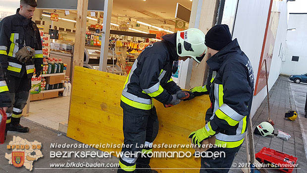 20170107 Pkw prallt am Parkplatz in Auslagenscheibe eines Diskontermarktes in Traiskirchen Foto: © Stefan Schneider 20170107 Pkw prallt am Parkplatz in Auslagenscheibe eines Diskontermarktes in Traiskirchen Foto: © Stefan Schneider