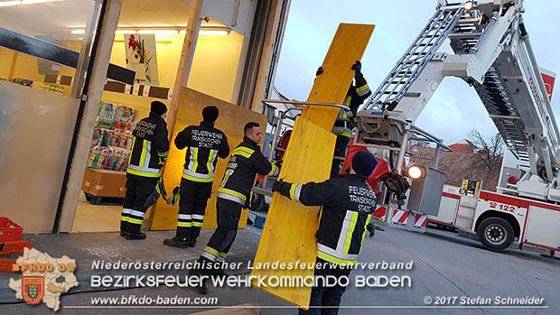 20170107 Pkw prallt am Parkplatz in Auslagenscheibe eines Diskontermarktes in Traiskirchen Foto: © Stefan Schneider 20170107 Pkw prallt am Parkplatz in Auslagenscheibe eines Diskontermarktes in Traiskirchen Foto: © Stefan Schneider