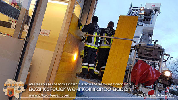 20170107 Pkw prallt am Parkplatz in Auslagenscheibe eines Diskontermarktes in Traiskirchen Foto: © Stefan Schneider 20170107 Pkw prallt am Parkplatz in Auslagenscheibe eines Diskontermarktes in Traiskirchen Foto: © Stefan Schneider