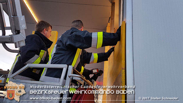 20170107 Pkw prallt am Parkplatz in Auslagenscheibe eines Diskontermarktes in Traiskirchen Foto: © Stefan Schneider 20170107 Pkw prallt am Parkplatz in Auslagenscheibe eines Diskontermarktes in Traiskirchen Foto: © Stefan Schneider