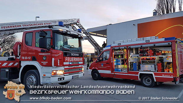 20170107 Pkw prallt am Parkplatz in Auslagenscheibe eines Diskontermarktes in Traiskirchen Foto: © Stefan Schneider 20170107 Pkw prallt am Parkplatz in Auslagenscheibe eines Diskontermarktes in Traiskirchen Foto: © Stefan Schneider