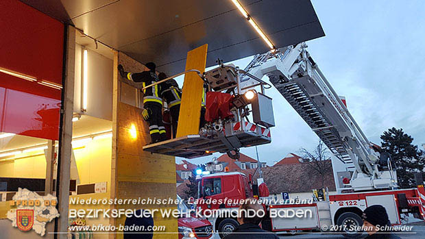 20170107 Pkw prallt am Parkplatz in Auslagenscheibe eines Diskontermarktes in Traiskirchen Foto: © Stefan Schneider 20170107 Pkw prallt am Parkplatz in Auslagenscheibe eines Diskontermarktes in Traiskirchen Foto: © Stefan Schneider