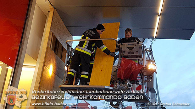 20170107 Pkw prallt am Parkplatz in Auslagenscheibe eines Diskontermarktes in Traiskirchen Foto: © Stefan Schneider 20170107 Pkw prallt am Parkplatz in Auslagenscheibe eines Diskontermarktes in Traiskirchen Foto: © Stefan Schneider