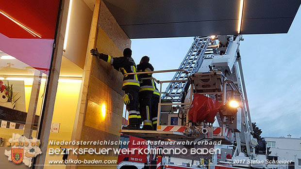 20170107 Pkw prallt am Parkplatz in Auslagenscheibe eines Diskontermarktes in Traiskirchen Foto: © Stefan Schneider 20170107 Pkw prallt am Parkplatz in Auslagenscheibe eines Diskontermarktes in Traiskirchen Foto: © Stefan Schneider