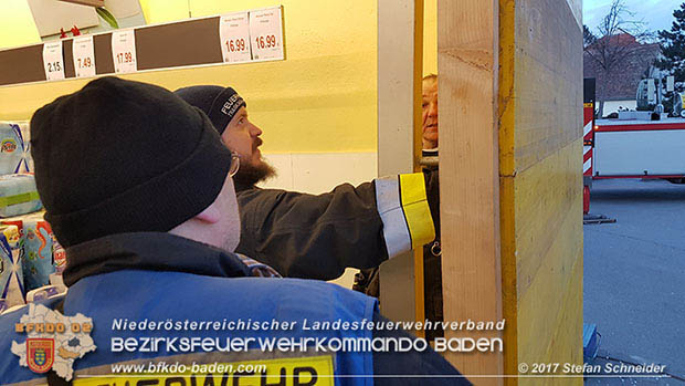 20170107 Pkw prallt am Parkplatz in Auslagenscheibe eines Diskontermarktes in Traiskirchen Foto: © Stefan Schneider 20170107 Pkw prallt am Parkplatz in Auslagenscheibe eines Diskontermarktes in Traiskirchen Foto: © Stefan Schneider
