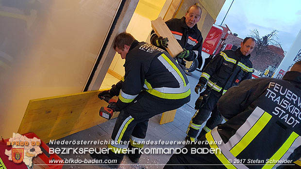 20170107 Pkw prallt am Parkplatz in Auslagenscheibe eines Diskontermarktes in Traiskirchen Foto: © Stefan Schneider 20170107 Pkw prallt am Parkplatz in Auslagenscheibe eines Diskontermarktes in Traiskirchen Foto: © Stefan Schneider