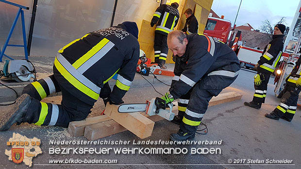 20170107 Pkw prallt am Parkplatz in Auslagenscheibe eines Diskontermarktes in Traiskirchen Foto: © Stefan Schneider 20170107 Pkw prallt am Parkplatz in Auslagenscheibe eines Diskontermarktes in Traiskirchen Foto: © Stefan Schneider