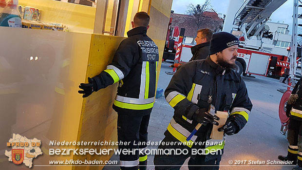 20170107 Pkw prallt am Parkplatz in Auslagenscheibe eines Diskontermarktes in Traiskirchen Foto: © Stefan Schneider 20170107 Pkw prallt am Parkplatz in Auslagenscheibe eines Diskontermarktes in Traiskirchen Foto: © Stefan Schneider
