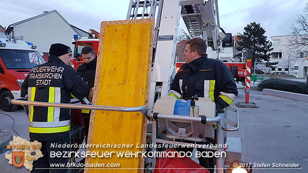 20170107 Pkw prallt am Parkplatz in Auslagenscheibe eines Diskontermarktes in Traiskirchen Foto: © Stefan Schneider 20170107 Pkw prallt am Parkplatz in Auslagenscheibe eines Diskontermarktes in Traiskirchen Foto: © Stefan Schneider