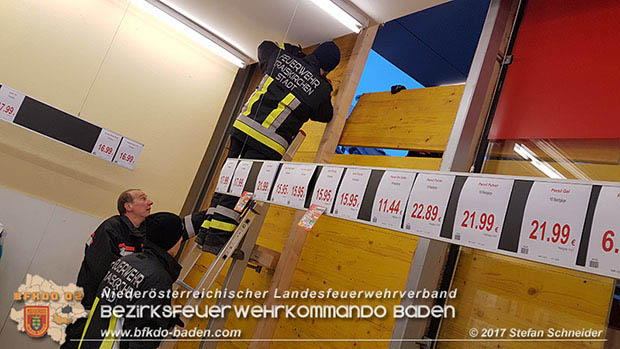 20170107 Pkw prallt am Parkplatz in Auslagenscheibe eines Diskontermarktes in Traiskirchen Foto: © Stefan Schneider 20170107 Pkw prallt am Parkplatz in Auslagenscheibe eines Diskontermarktes in Traiskirchen Foto: © Stefan Schneider