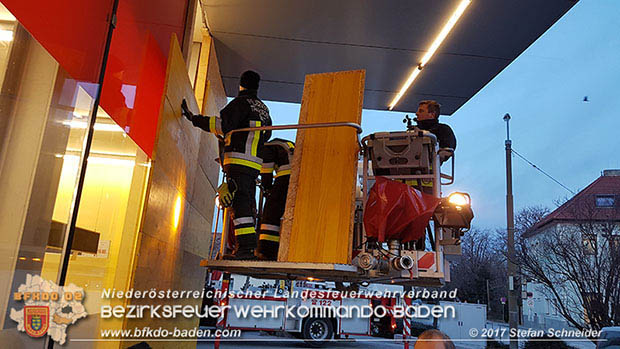 20170107 Pkw prallt am Parkplatz in Auslagenscheibe eines Diskontermarktes in Traiskirchen Foto: © Stefan Schneider 20170107 Pkw prallt am Parkplatz in Auslagenscheibe eines Diskontermarktes in Traiskirchen Foto: © Stefan Schneider