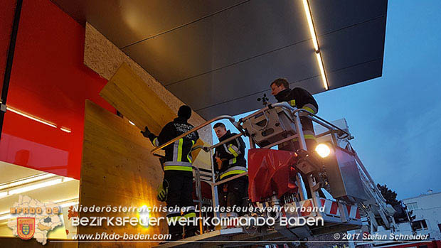 20170107 Pkw prallt am Parkplatz in Auslagenscheibe eines Diskontermarktes in Traiskirchen Foto: © Stefan Schneider 20170107 Pkw prallt am Parkplatz in Auslagenscheibe eines Diskontermarktes in Traiskirchen Foto: © Stefan Schneider