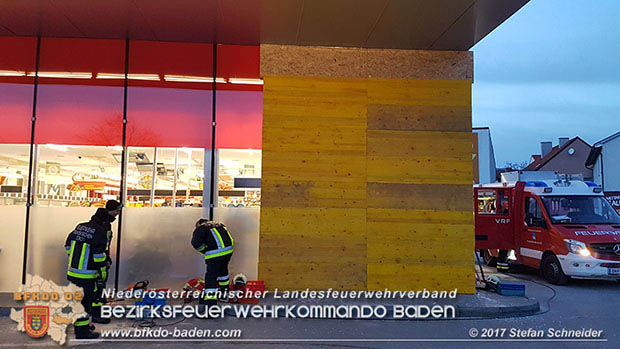 20170107 Pkw prallt am Parkplatz in Auslagenscheibe eines Diskontermarktes in Traiskirchen Foto: © Stefan Schneider 20170107 Pkw prallt am Parkplatz in Auslagenscheibe eines Diskontermarktes in Traiskirchen Foto: © Stefan Schneider
