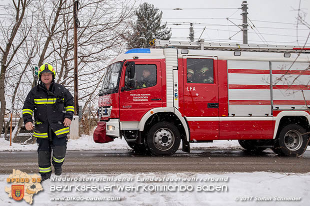 20170108 Fahrzeugbergung in Tribuswinkel neben Wr.Neustädter Kanal Foto: © Stefan Schneider 20170108 Fahrzeugbergung in Tribuswinkel neben Wr.Neustädter Kanal Foto: © Stefan Schneider