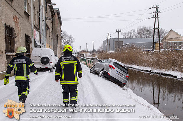 20170108 Fahrzeugbergung in Tribuswinkel neben Wr.Neustädter Kanal Foto: © Stefan Schneider 20170108 Fahrzeugbergung in Tribuswinkel neben Wr.Neustädter Kanal Foto: © Stefan Schneider