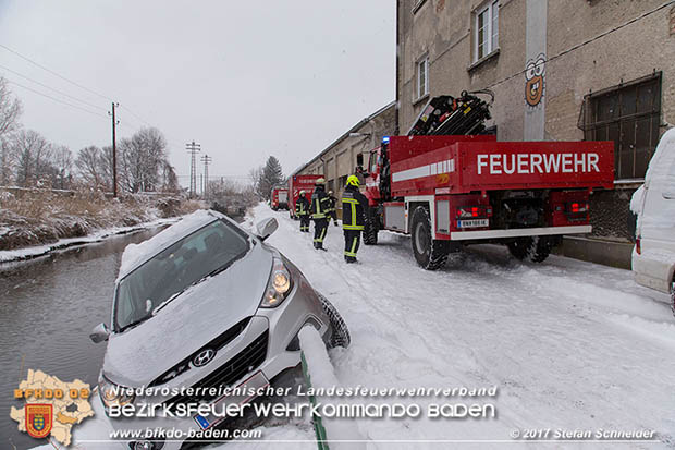 20170108 Fahrzeugbergung in Tribuswinkel neben Wr.Neustädter Kanal Foto: © Stefan Schneider 20170108 Fahrzeugbergung in Tribuswinkel neben Wr.Neustädter Kanal Foto: © Stefan Schneider
