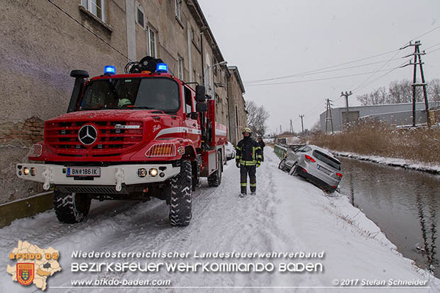 20170108 Fahrzeugbergung in Tribuswinkel neben Wr.Neustädter Kanal Foto: © Stefan Schneider 20170108 Fahrzeugbergung in Tribuswinkel neben Wr.Neustädter Kanal Foto: © Stefan Schneider