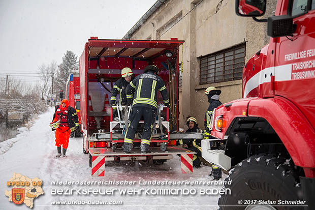 20170108 Fahrzeugbergung in Tribuswinkel neben Wr.Neustädter Kanal Foto: © Stefan Schneider 20170108 Fahrzeugbergung in Tribuswinkel neben Wr.Neustädter Kanal Foto: © Stefan Schneider