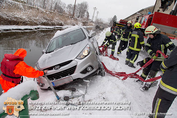 20170108 Fahrzeugbergung in Tribuswinkel neben Wr.Neustädter Kanal Foto: © Stefan Schneider 20170108 Fahrzeugbergung in Tribuswinkel neben Wr.Neustädter Kanal Foto: © Stefan Schneider