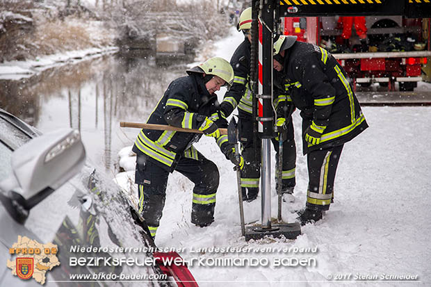 20170108 Fahrzeugbergung in Tribuswinkel neben Wr.Neustädter Kanal Foto: © Stefan Schneider 20170108 Fahrzeugbergung in Tribuswinkel neben Wr.Neustädter Kanal Foto: © Stefan Schneider