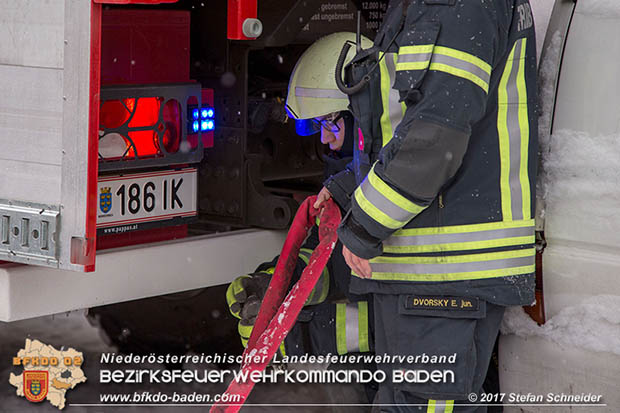 20170108 Fahrzeugbergung in Tribuswinkel neben Wr.Neustädter Kanal Foto: © Stefan Schneider 20170108 Fahrzeugbergung in Tribuswinkel neben Wr.Neustädter Kanal Foto: © Stefan Schneider
