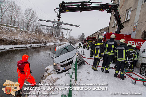 20170108 Fahrzeugbergung in Tribuswinkel neben Wr.Neustädter Kanal Foto: © Stefan Schneider 20170108 Fahrzeugbergung in Tribuswinkel neben Wr.Neustädter Kanal Foto: © Stefan Schneider