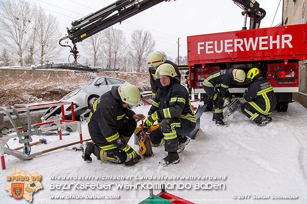 20170108 Fahrzeugbergung in Tribuswinkel neben Wr.Neustädter Kanal Foto: © Stefan Schneider 20170108 Fahrzeugbergung in Tribuswinkel neben Wr.Neustädter Kanal Foto: © Stefan Schneider