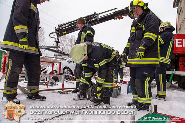 20170108 Fahrzeugbergung in Tribuswinkel neben Wr.Neustädter Kanal Foto: © Stefan Schneider 20170108 Fahrzeugbergung in Tribuswinkel neben Wr.Neustädter Kanal Foto: © Stefan Schneider