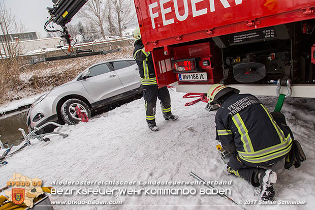 20170108 Fahrzeugbergung in Tribuswinkel neben Wr.Neustädter Kanal Foto: © Stefan Schneider 20170108 Fahrzeugbergung in Tribuswinkel neben Wr.Neustädter Kanal Foto: © Stefan Schneider