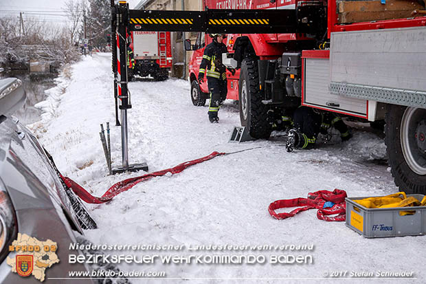 20170108 Fahrzeugbergung in Tribuswinkel neben Wr.Neustädter Kanal Foto: © Stefan Schneider 20170108 Fahrzeugbergung in Tribuswinkel neben Wr.Neustädter Kanal Foto: © Stefan Schneider