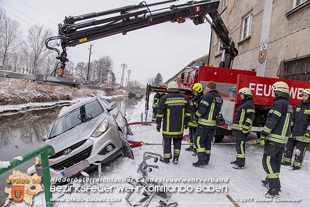 20170108 Fahrzeugbergung in Tribuswinkel neben Wr.Neustädter Kanal Foto: © Stefan Schneider 20170108 Fahrzeugbergung in Tribuswinkel neben Wr.Neustädter Kanal Foto: © Stefan Schneider