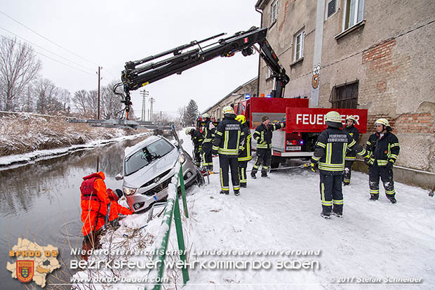 20170108 Fahrzeugbergung in Tribuswinkel neben Wr.Neustädter Kanal Foto: © Stefan Schneider 20170108 Fahrzeugbergung in Tribuswinkel neben Wr.Neustädter Kanal Foto: © Stefan Schneider