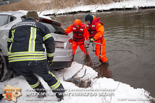 20170108 Fahrzeugbergung in Tribuswinkel neben Wr.Neustädter Kanal Foto: © Stefan Schneider 20170108 Fahrzeugbergung in Tribuswinkel neben Wr.Neustädter Kanal Foto: © Stefan Schneider