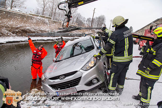 20170108 Fahrzeugbergung in Tribuswinkel neben Wr.Neustädter Kanal Foto: © Stefan Schneider 20170108 Fahrzeugbergung in Tribuswinkel neben Wr.Neustädter Kanal Foto: © Stefan Schneider