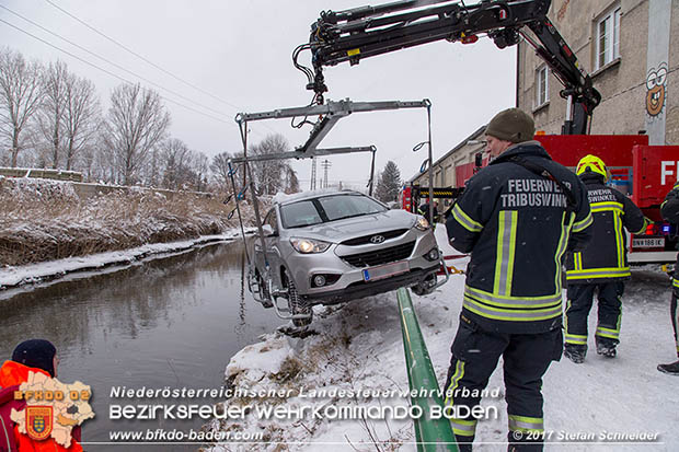 20170108 Fahrzeugbergung in Tribuswinkel neben Wr.Neustädter Kanal Foto: © Stefan Schneider 20170108 Fahrzeugbergung in Tribuswinkel neben Wr.Neustädter Kanal Foto: © Stefan Schneider
