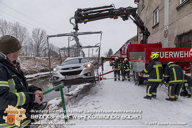 20170108 Fahrzeugbergung in Tribuswinkel neben Wr.Neustädter Kanal Foto: © Stefan Schneider 20170108 Fahrzeugbergung in Tribuswinkel neben Wr.Neustädter Kanal Foto: © Stefan Schneider