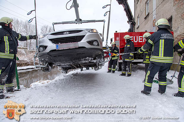 20170108 Fahrzeugbergung in Tribuswinkel neben Wr.Neustädter Kanal Foto: © Stefan Schneider 20170108 Fahrzeugbergung in Tribuswinkel neben Wr.Neustädter Kanal Foto: © Stefan Schneider