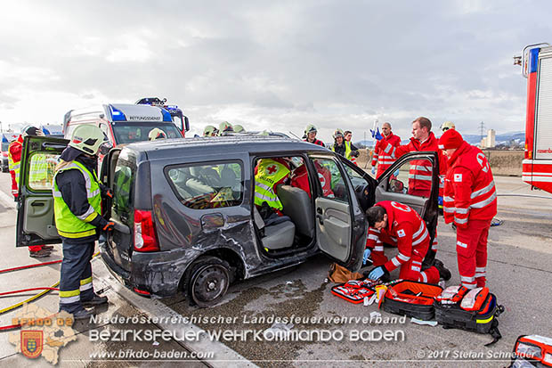 20170115 Schwerer Verkehrsunfall mit eingeklemmter Person A2 Süd-Autobahn bei Guntramsdorf Foto: © Stefan Schneider 20170115 Schwerer Verkehrsunfall mit eingeklemmter Person A2 Süd-Autobahn bei Guntramsdorf Foto: © Stefan Schneider